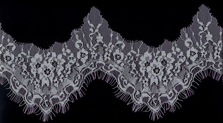 4" V Edge Lace-White<>Chantilly / Eyelash Lace